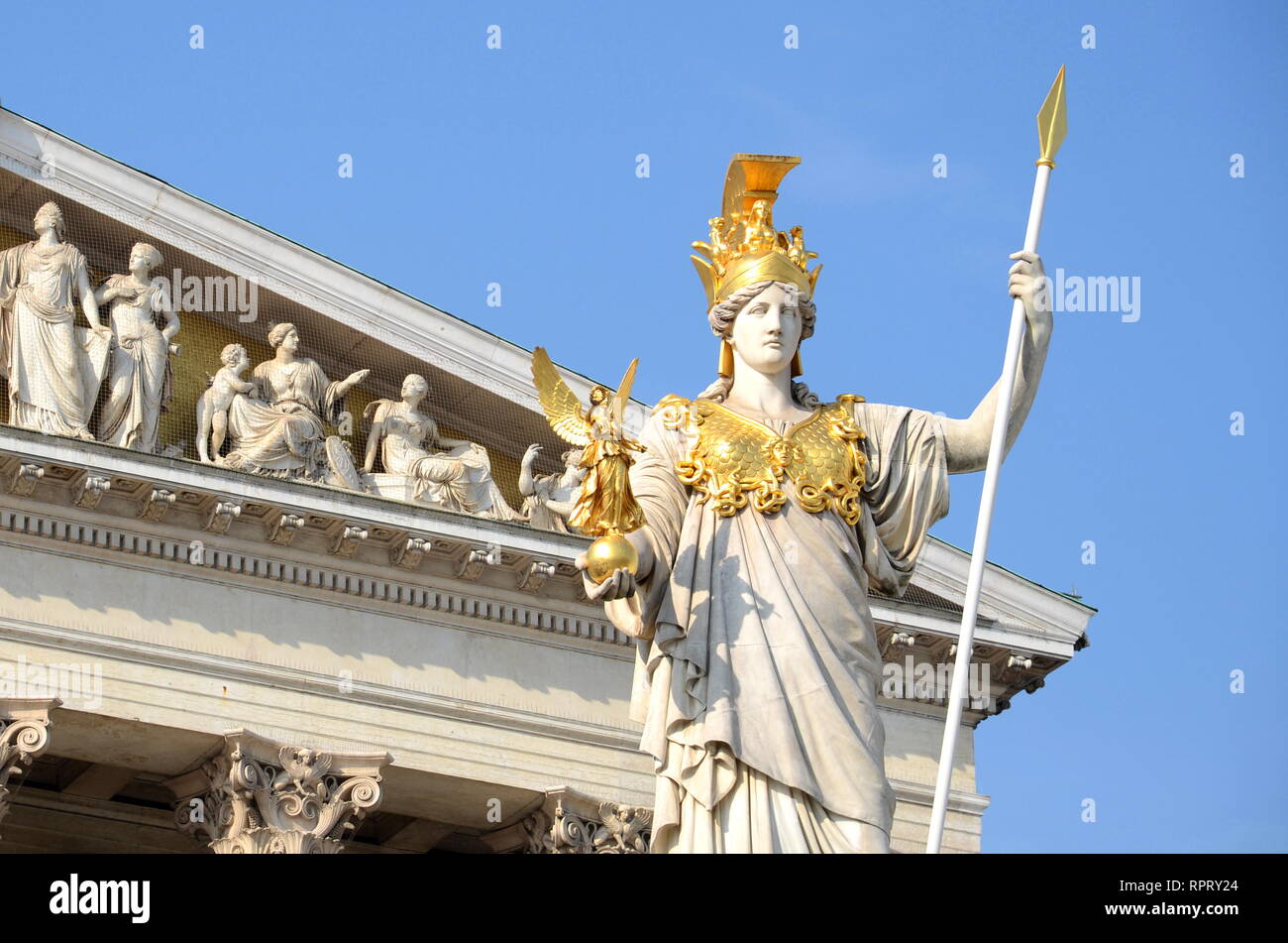 Pallas Atenea, la diosa de la sabiduría tiene una lanza en su mano  izquierda y una pequeña estatua de la diosa Nike en su mano derecha  Fotografía de stock - Alamy