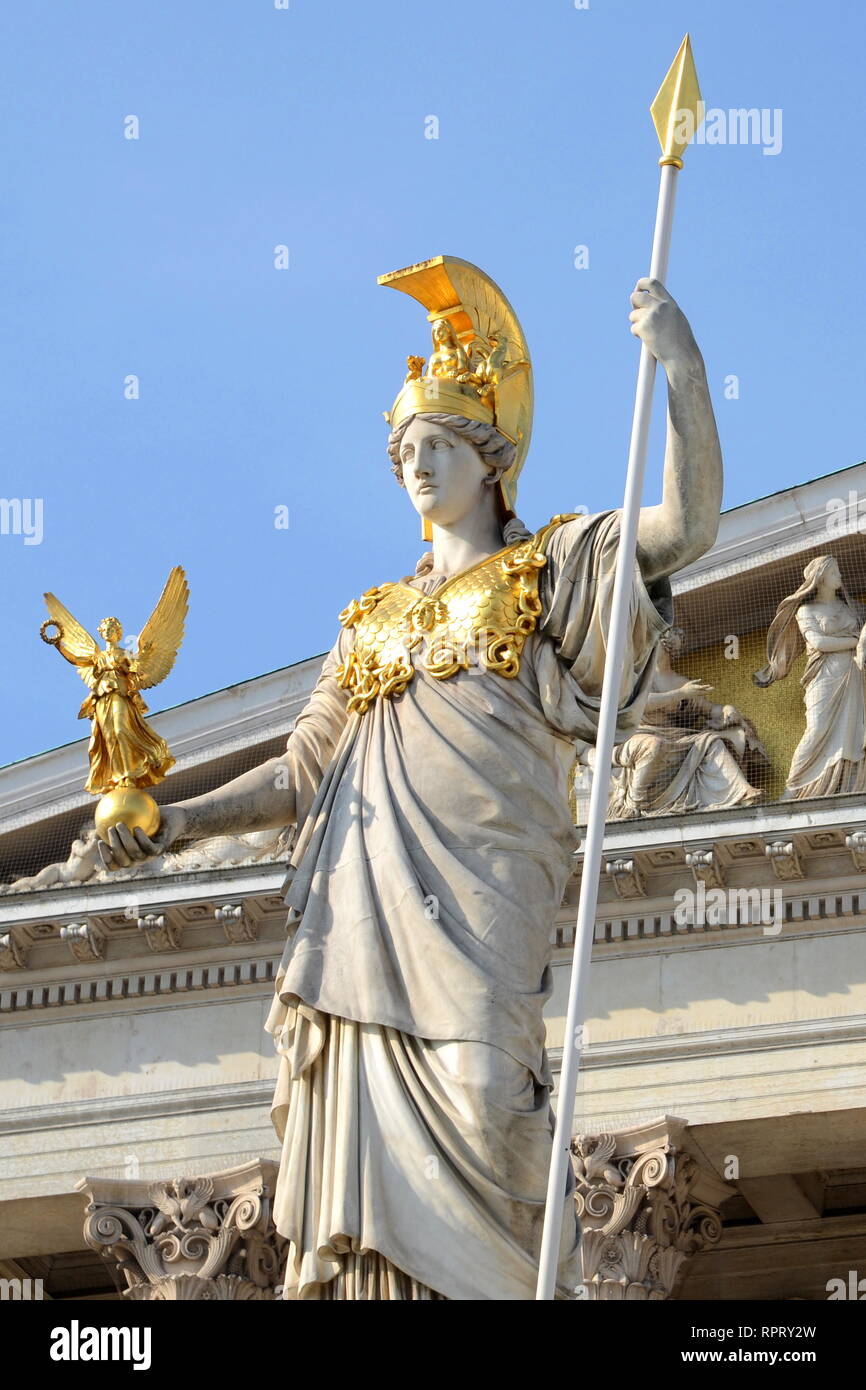 Pallas Atenea, la diosa de la sabiduría tiene una lanza en su mano  izquierda y una pequeña estatua de la diosa Nike en su mano derecha  Fotografía de stock - Alamy