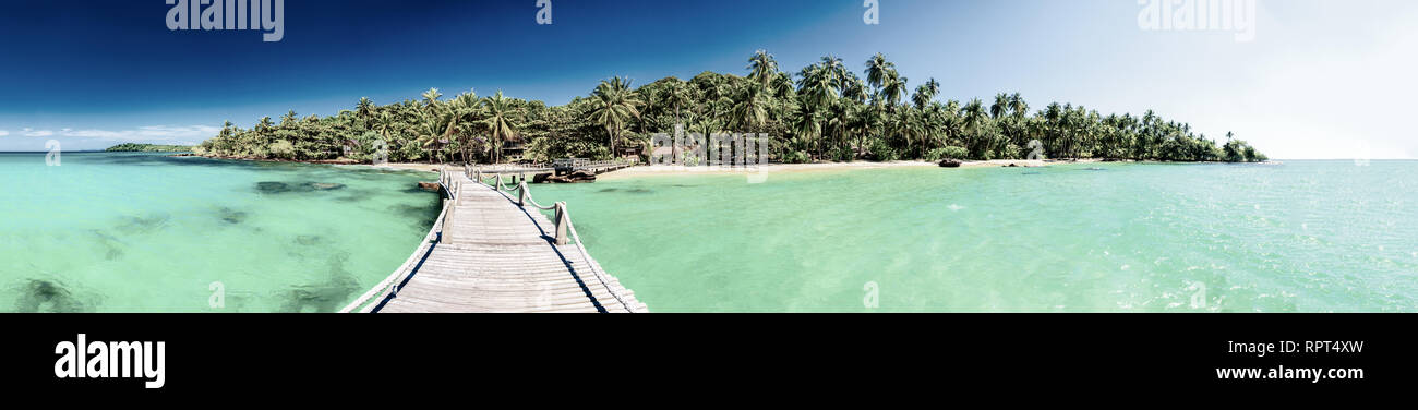 Panorama impresionante arena de playa tropical con silueta de palmeras de coco en el agua cristalina del mar sobre la naturaleza del paisaje de fondo Foto de stock