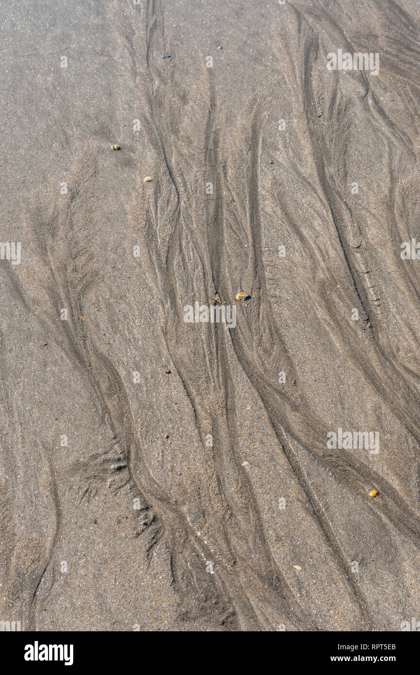 Flujos de arena de fluido sedimentario/, patrones de cresta fluvial de agua similar a Marte en una playa de marea. Para 'ir con el flujo', movimiento, paisaje como Marte Foto de stock