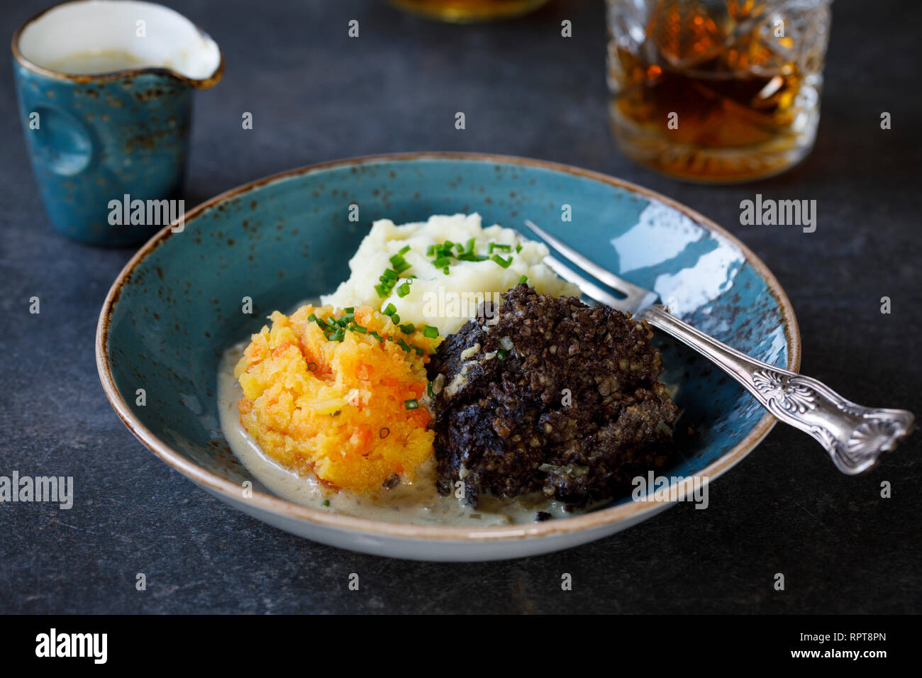 Plato escocés de haggis, neeps y tatties, comida servida en la noche de Burns traditionaly Foto de stock