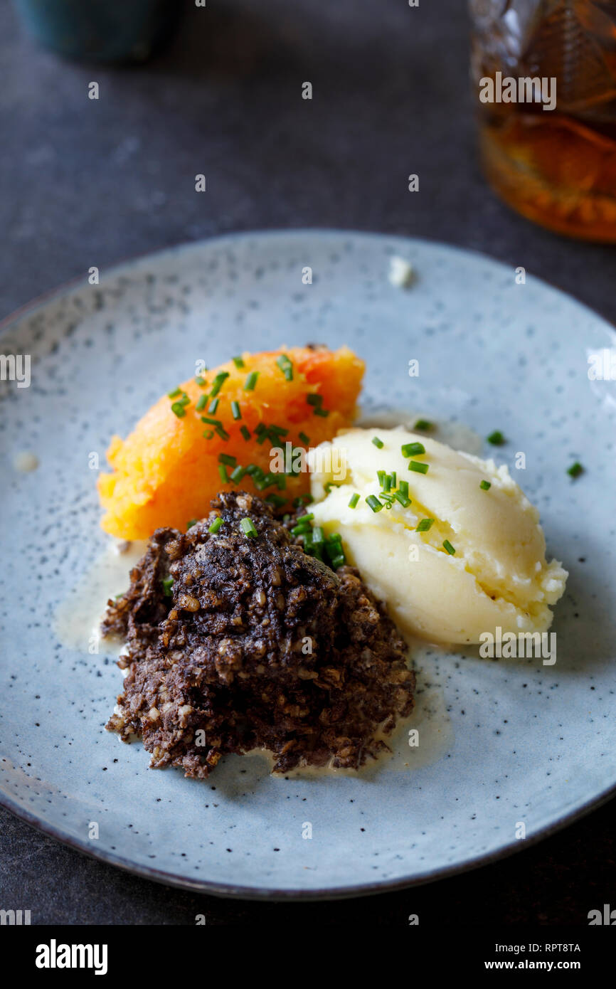 Plato escocés de haggis, neeps y tatties, comida servida en la noche de Burns traditionaly Foto de stock