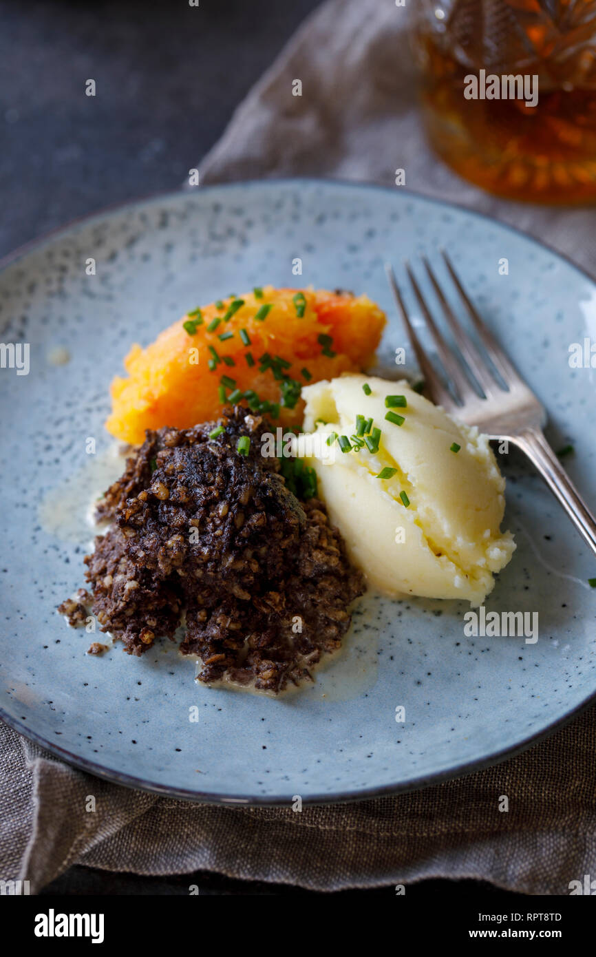 Plato escocés de haggis, neeps y tatties, comida servida en la noche de Burns traditionaly Foto de stock