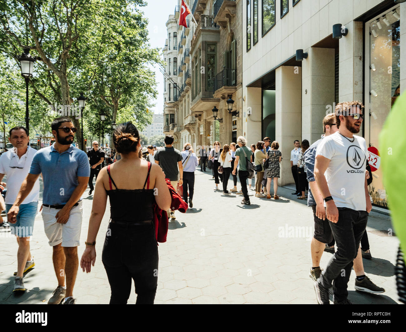 BARCELONA, España - jun 1, 2018: la gente en la calle multitud en el centro  de Barcelona, Avenida de Europa, con perspectiva de largo trayecto a  cientos de personas en un día