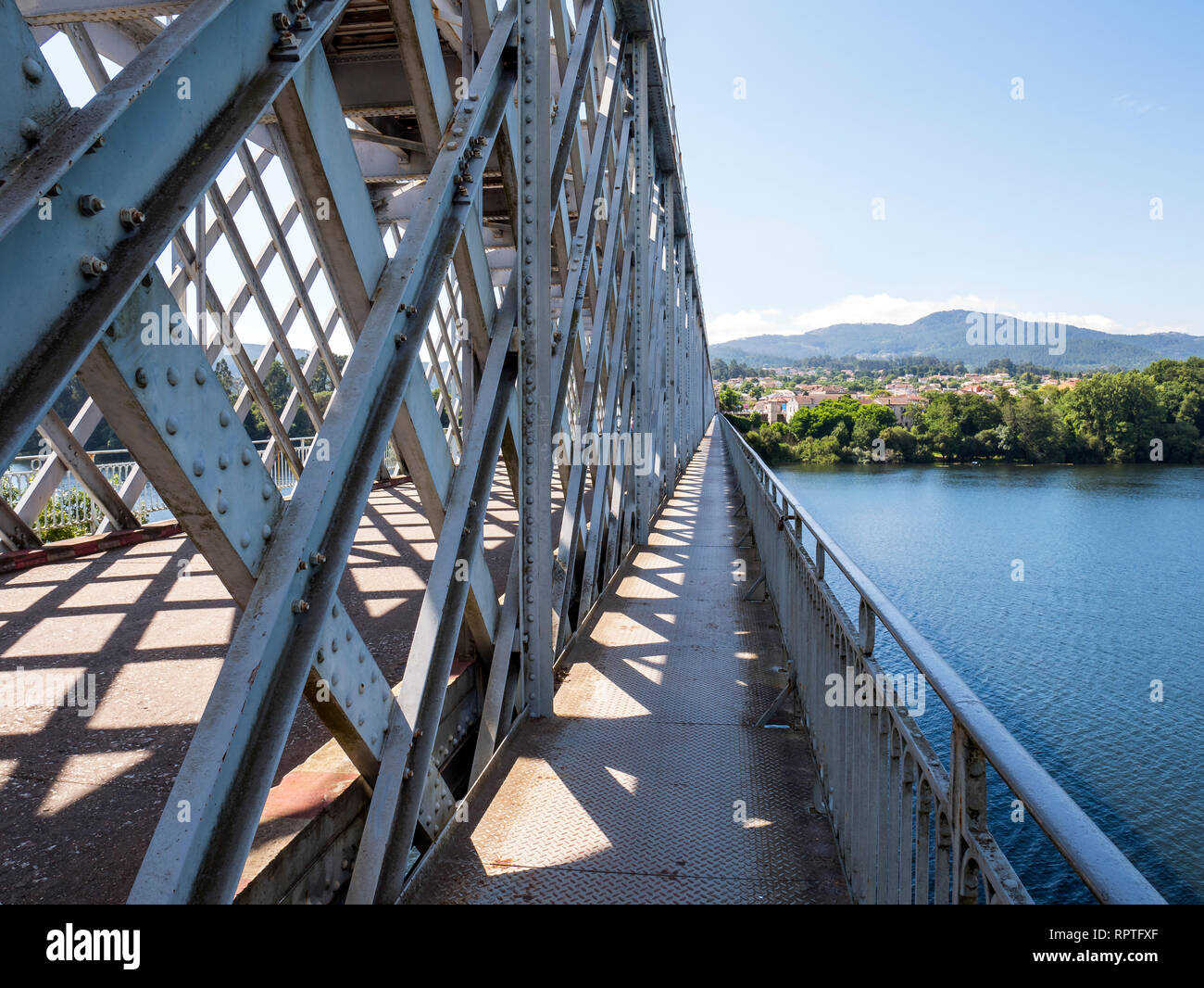 Puente internacional de hierro entre Valença do Minho (Portugal) y Tui  (España Fotografía de stock - Alamy
