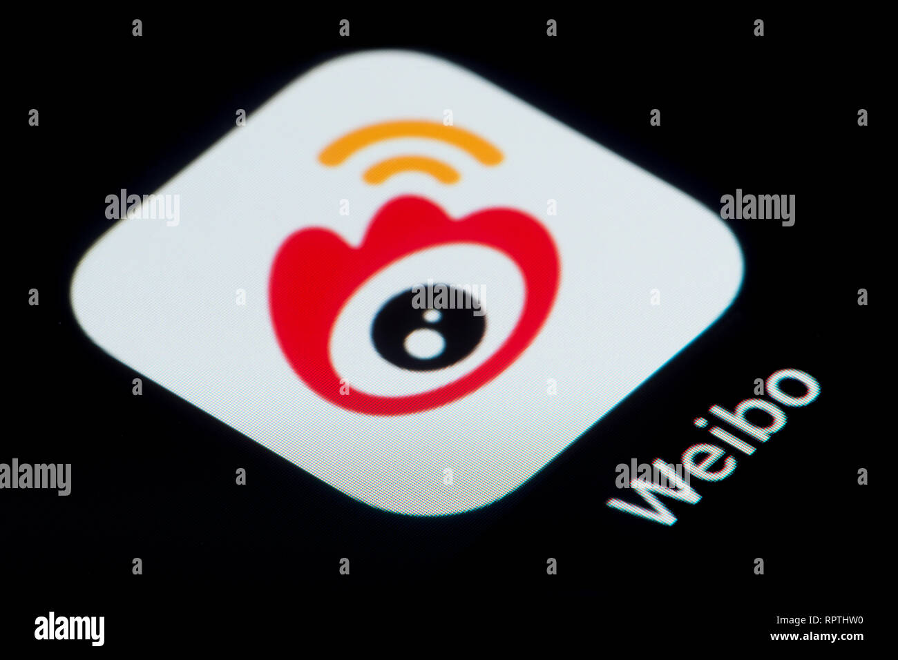Un primer plano de la app Weibo icono, como se ve en la pantalla de un teléfono inteligente (uso Editorial solamente) Foto de stock