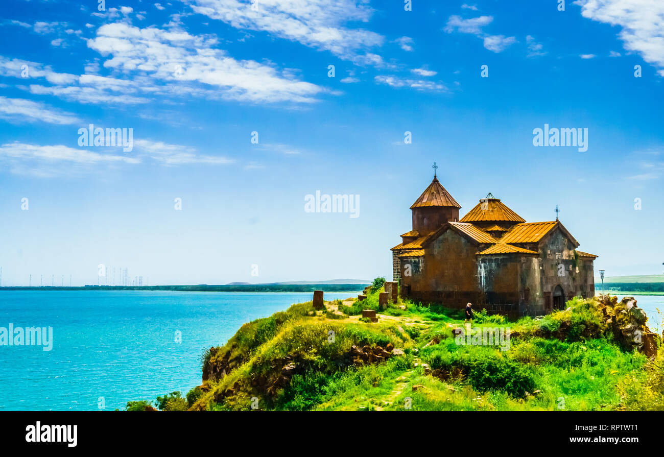 Hayravank monasterio a orillas del lago Sevan, Armenia Foto de stock