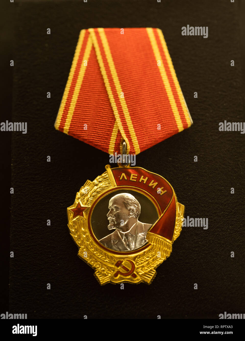 Orden de Lenin de la Unión de Repúblicas Socialistas Soviéticas, atribuidas al Presidente de Finlandia Mauno Koivisto el 24 de noviembre de 1983. Foto de stock