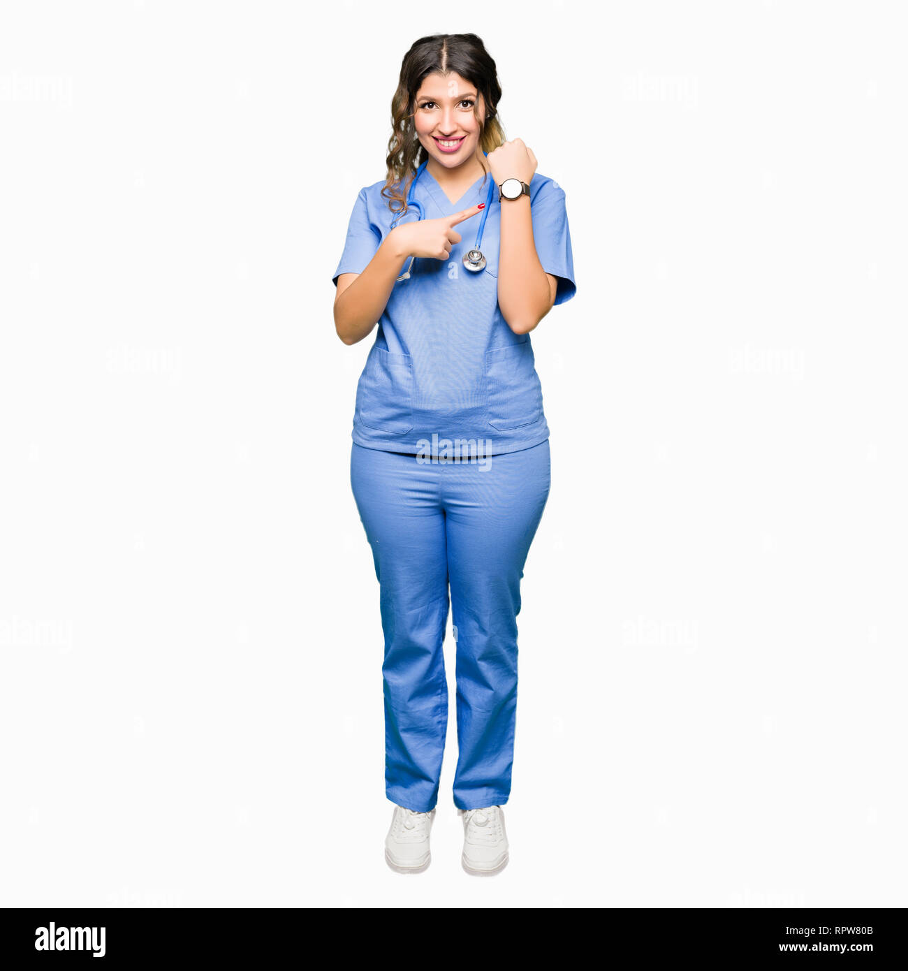 Adulto joven doctor mujer vistiendo uniformes médicos en prisa apuntando  para ver el tiempo, la impaciencia, molesto y enojado por plazo demora  Fotografía de stock - Alamy