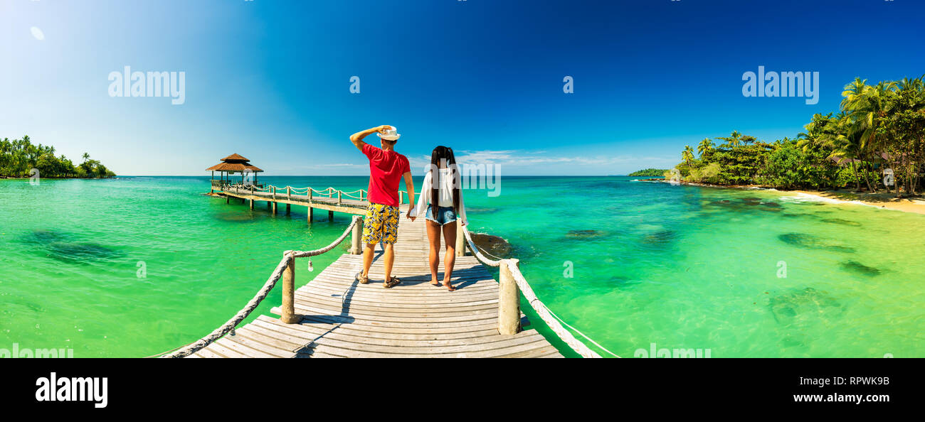 Hermosa pareja joven relajándose en una exótica playa desde Seychelles. El amor de pareja en los viajes de luna de miel en la exótica isla Foto de stock