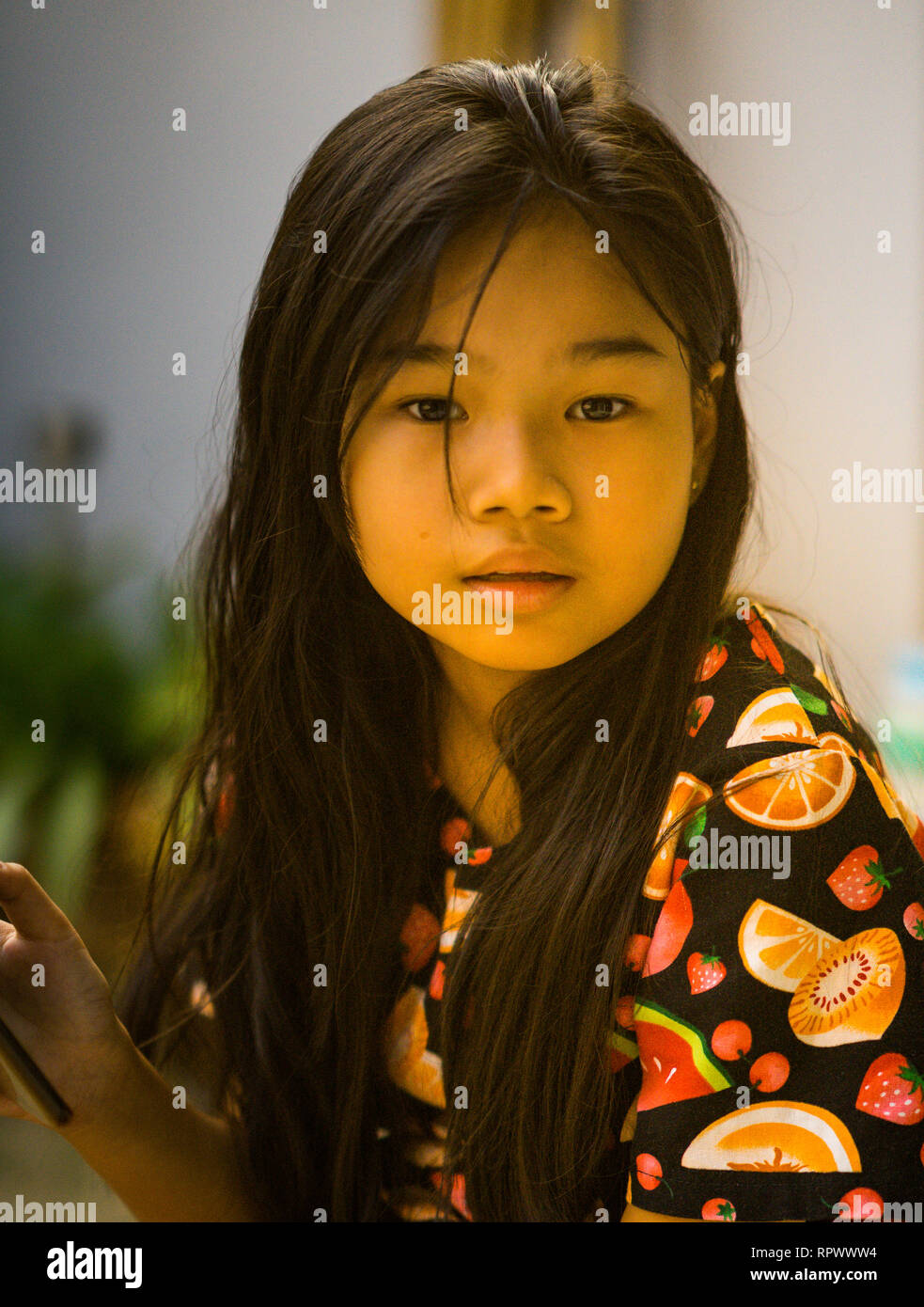 Un retrato de una hermosa muchacha asiática. Foto de stock