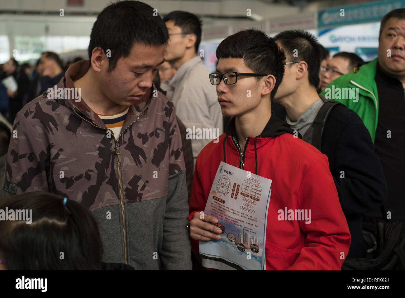 Xu Yue, un nuevo graduado de ingeniería eléctrica, asiste a una feria de trabajo en Beijing, China. 23-Feb-2019 Foto de stock