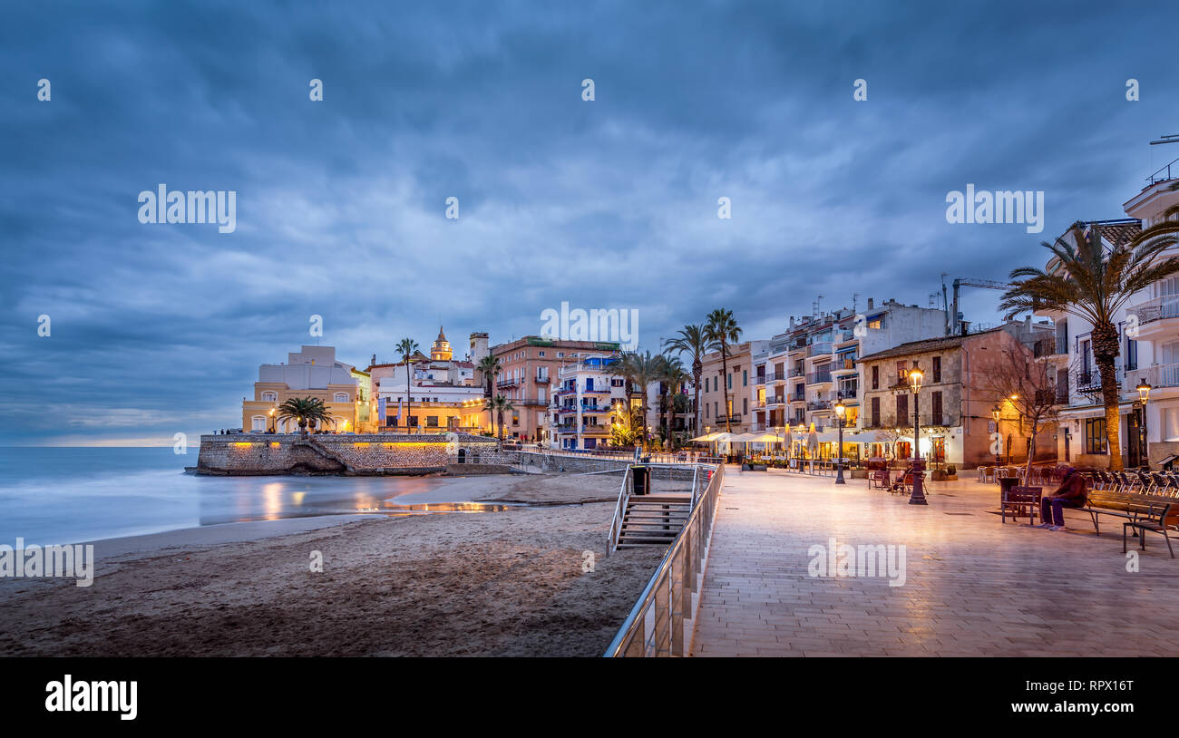 Sitges es una ciudad cerca de Barcelona, en Cataluña, España. Es famosa por sus playas y vida nocturna. Foto de stock