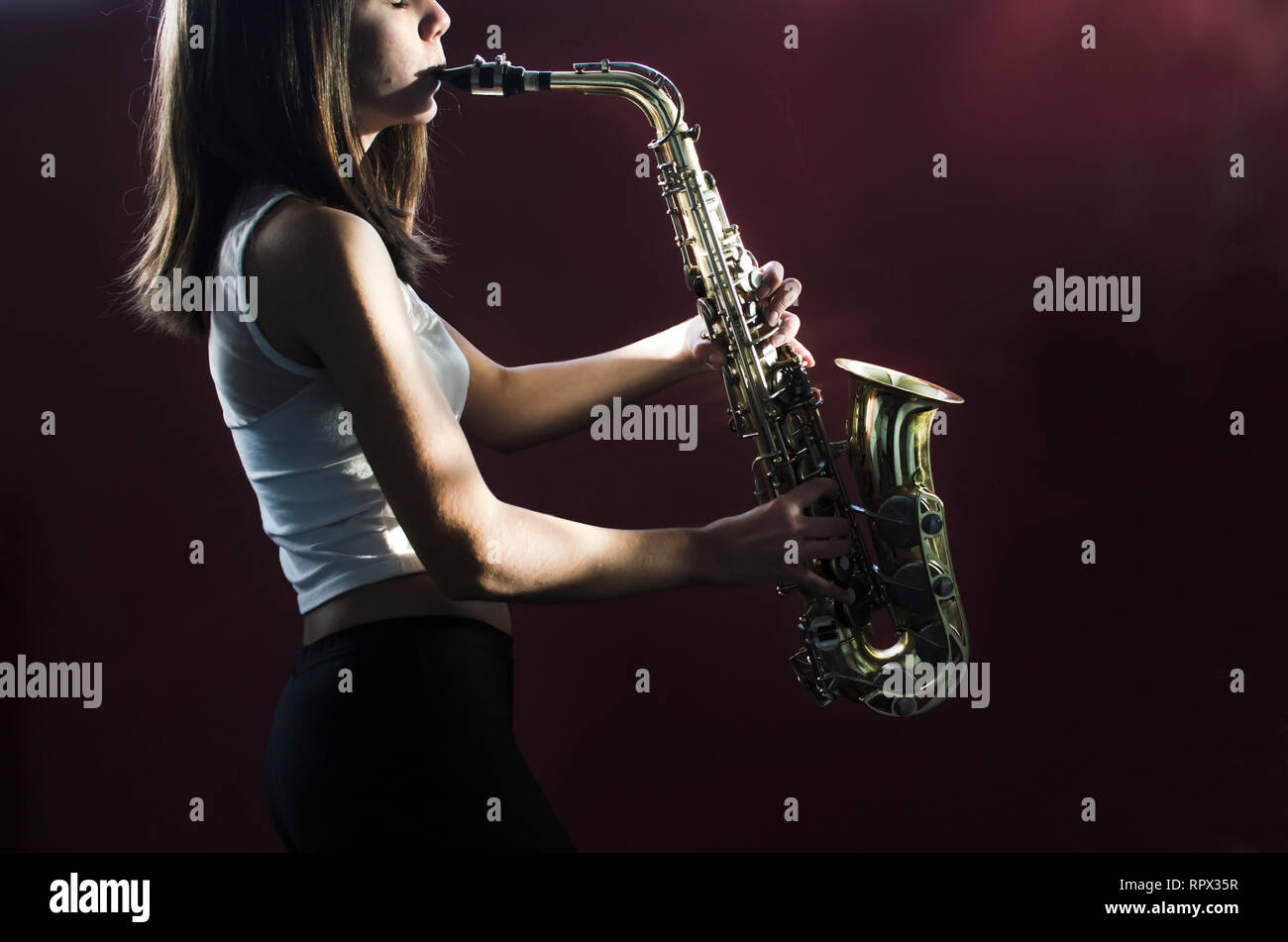 Adolescente tocando un saxofón Foto de stock