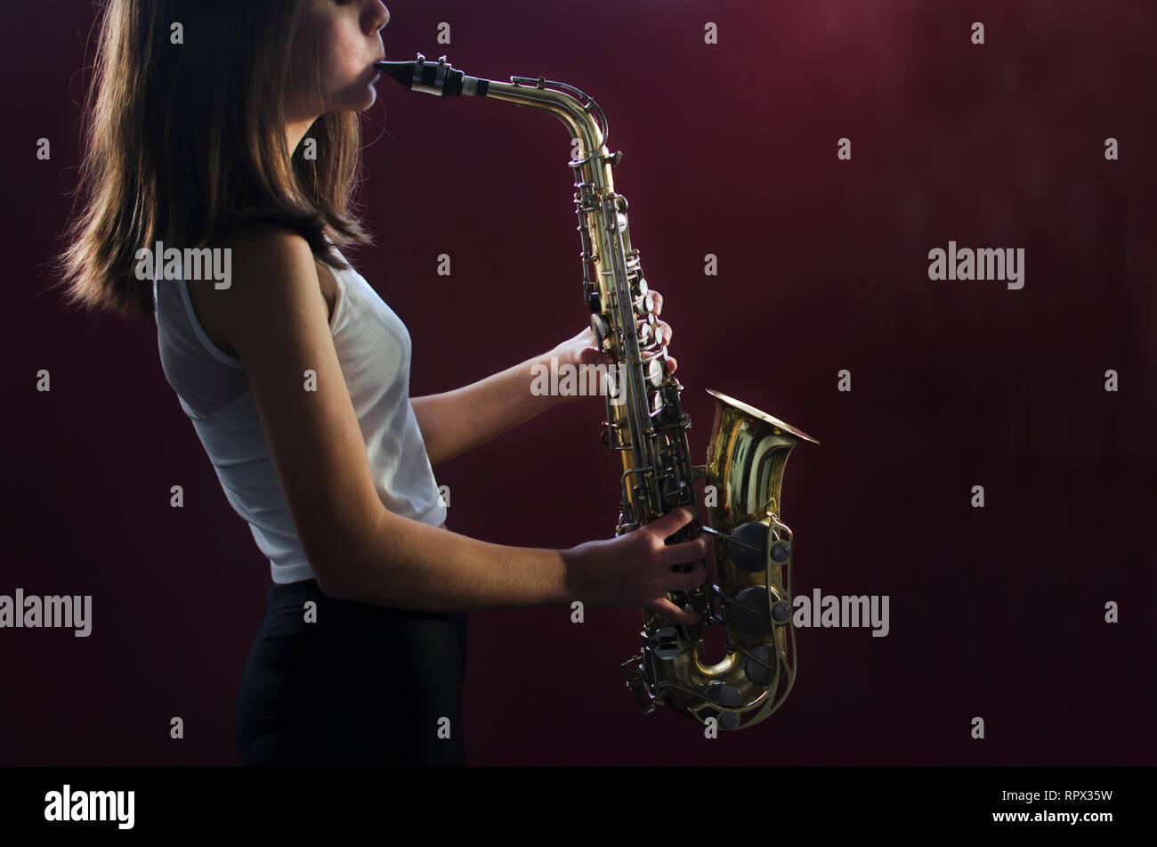 Adolescente tocando un saxofón Foto de stock