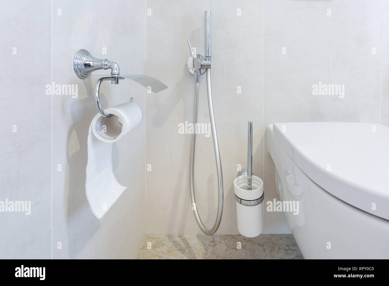 Wc y detalle de una esquina con ducha, bidet portarrollos en montaje en  pared ducha Fotografía de stock - Alamy