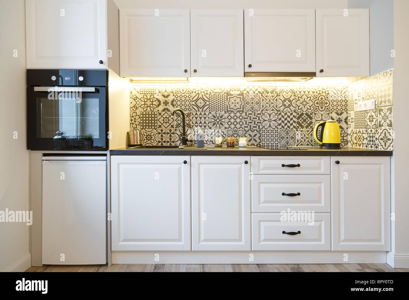comerciante Estado botón Casa bonita cocina con alacenas blancas y retroiluminación Fotografía de  stock - Alamy