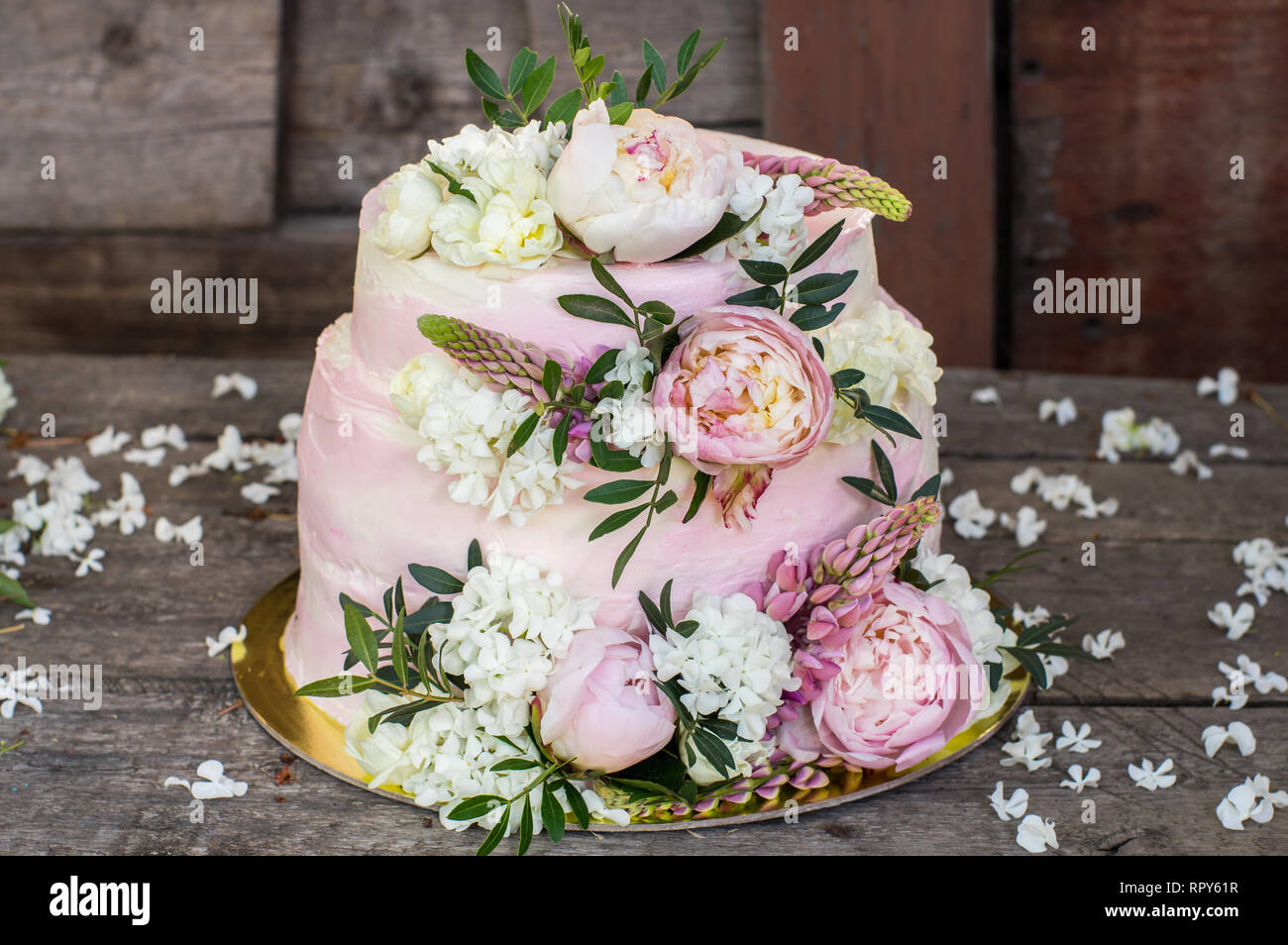 Big Pink pastel de boda decorado con flores naturales Fotografía de stock -  Alamy