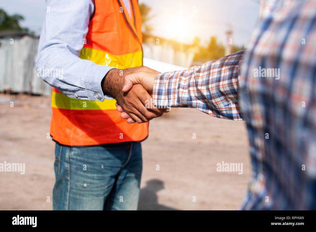 Trabajador de la construcción se estrechan las manos y negociación Foto de stock