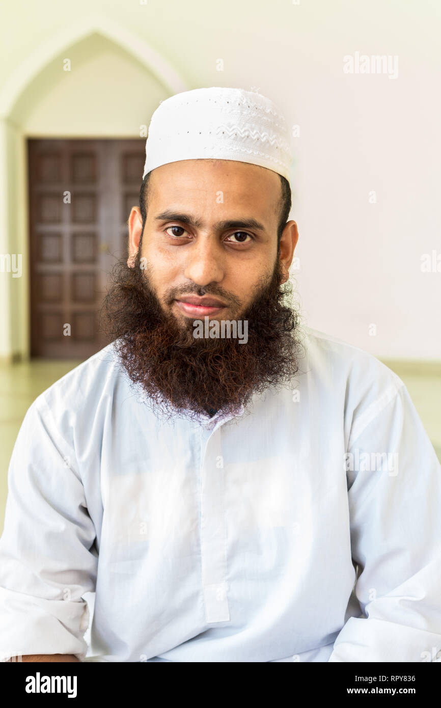 Hombre musulmán de Bangladesh en el Estrecho de Malaca, La mezquita Masjid Selat, la Mezquita flotante, Melaka, Malasia. Foto de stock