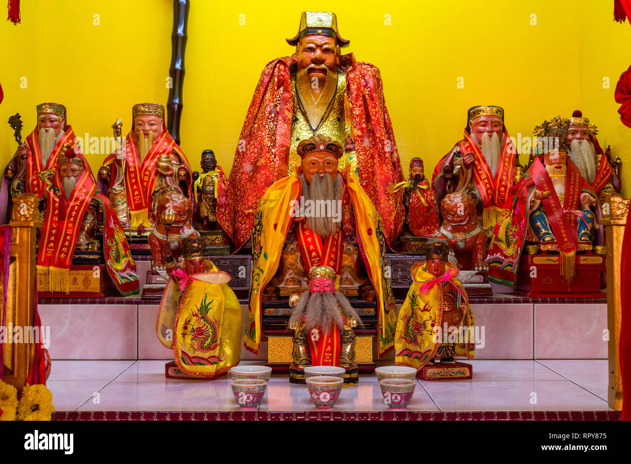 Las ofrendas en el altar de las deidades en San Duo templo Chino, Melaka, Malasia. Foto de stock