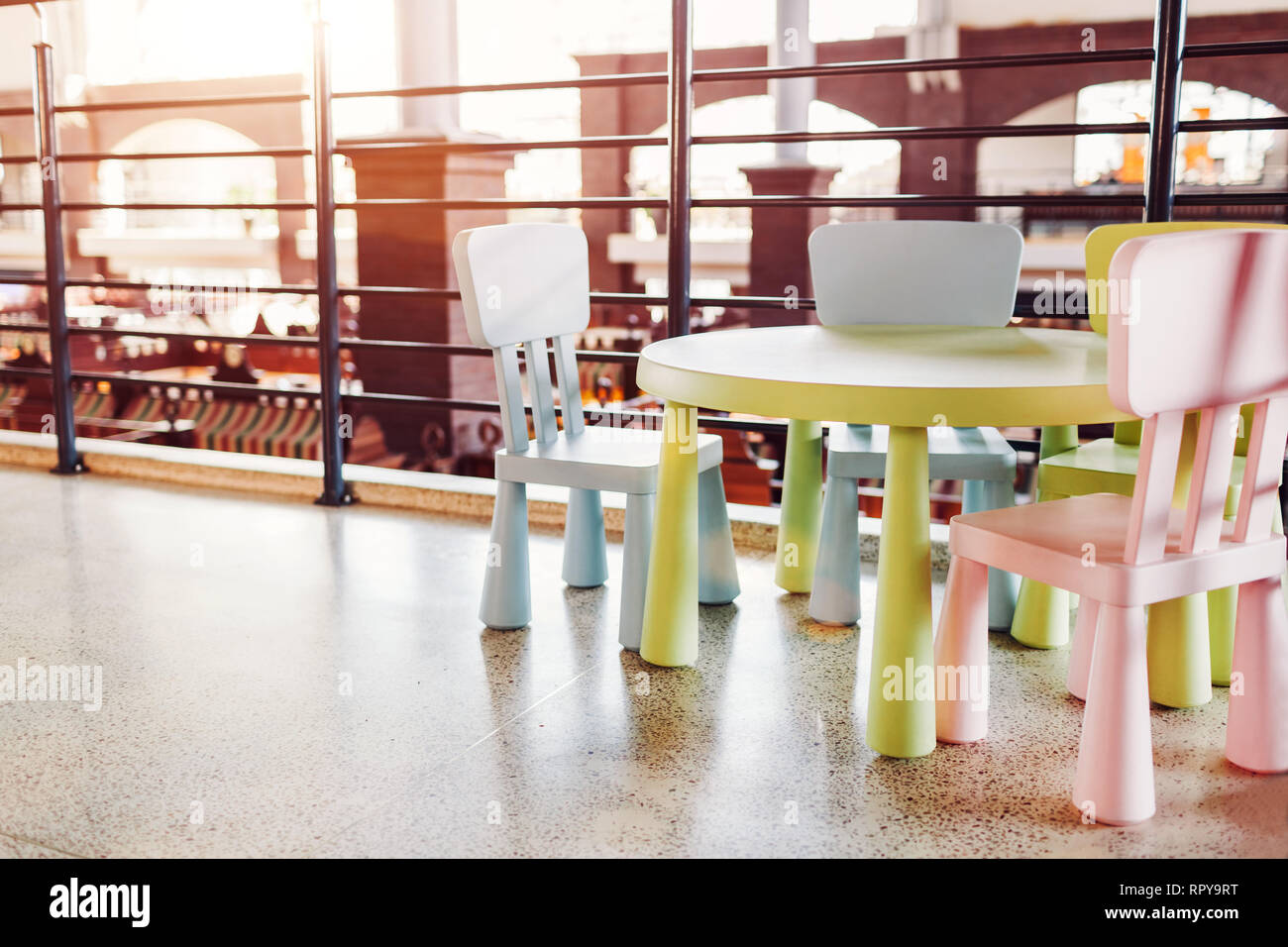 Mesa para niños en la cafetería. Sala de juegos para los niños en el centro  comercial. Un lugar familiar para relajarse y comer después de las compras  Fotografía de stock - Alamy