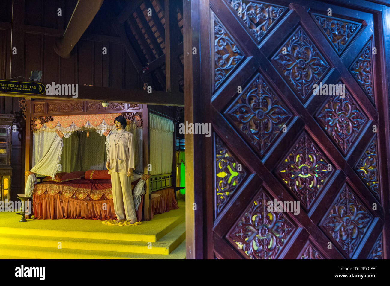 Dormitorio del sultán en el Museo del Palacio del Sultán, el Istana Kesultanan, Melaka, Malasia. Foto de stock