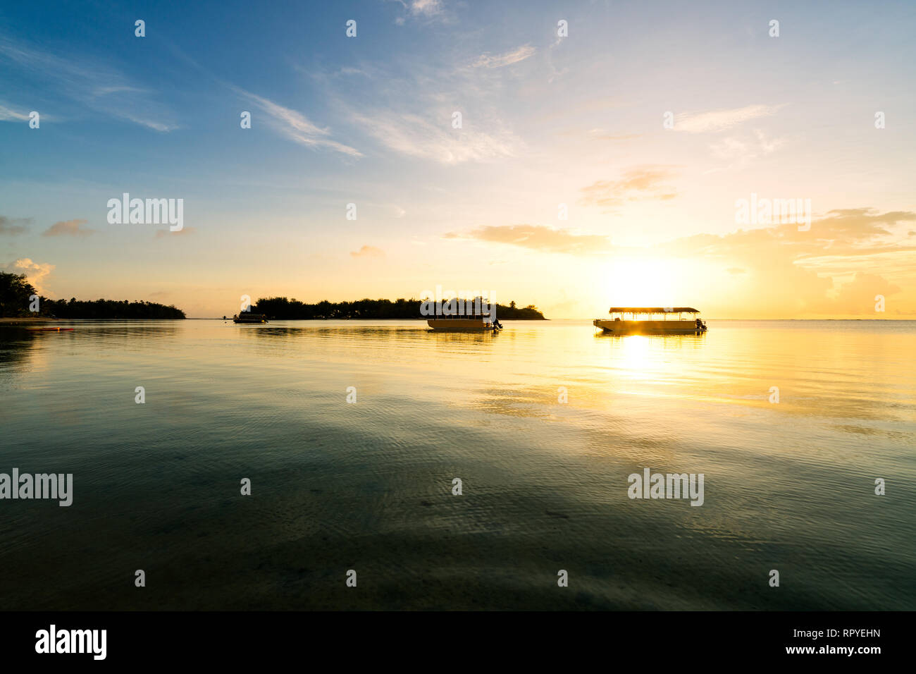 Lago Muri al amanecer en Rarotonga, en las Islas Cook Foto de stock