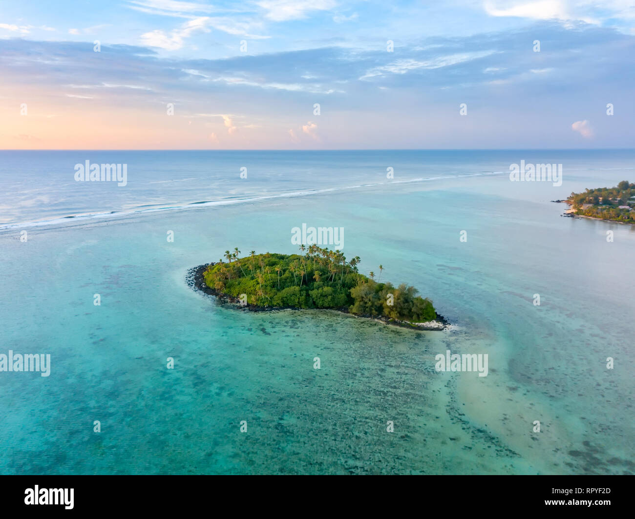 Una vista aérea del lago Muri al amanecer en Rarotonga, en las Islas Cook Foto de stock