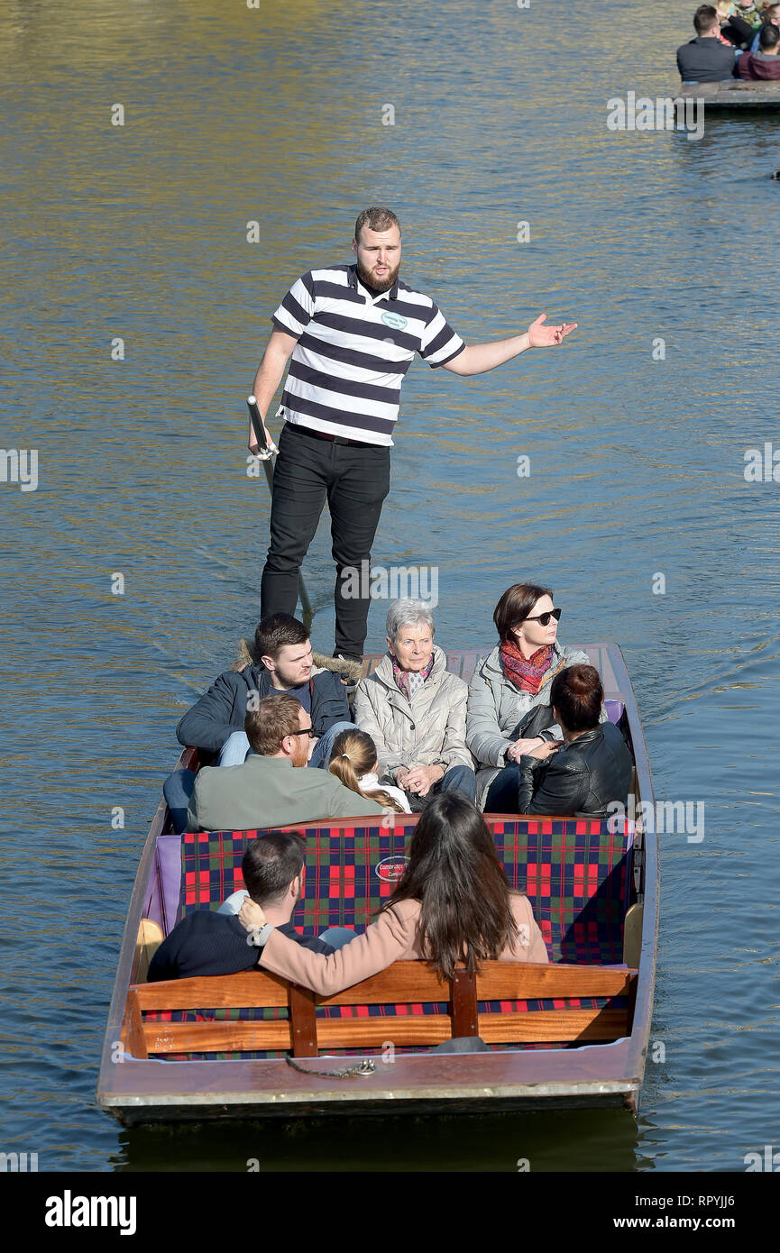 Cambridge, Reino Unido. 23 Feb 2018. Como la mayoría de el Reino Unido goza de temperaturas cerca de batir el récord de febrero los visitantes a Cambridge aprovechar al máximo el tiempo tomando a punts en las ciudades famosos ríos. Crédito: MARTIN DALTON/Alamy Live News Foto de stock