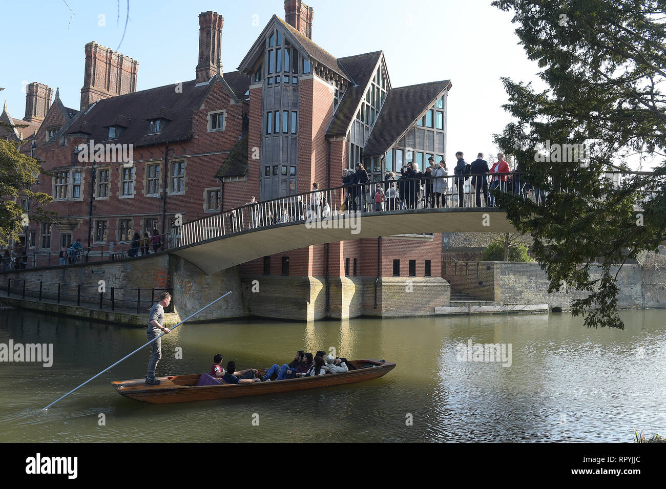 Cambridge, Reino Unido. 23 Feb 2018. Como la mayoría de el Reino Unido goza de temperaturas cerca de batir el récord de febrero los visitantes a Cambridge aprovechar al máximo el tiempo tomando a punts en las ciudades famosos ríos. Crédito: MARTIN DALTON/Alamy Live News Foto de stock