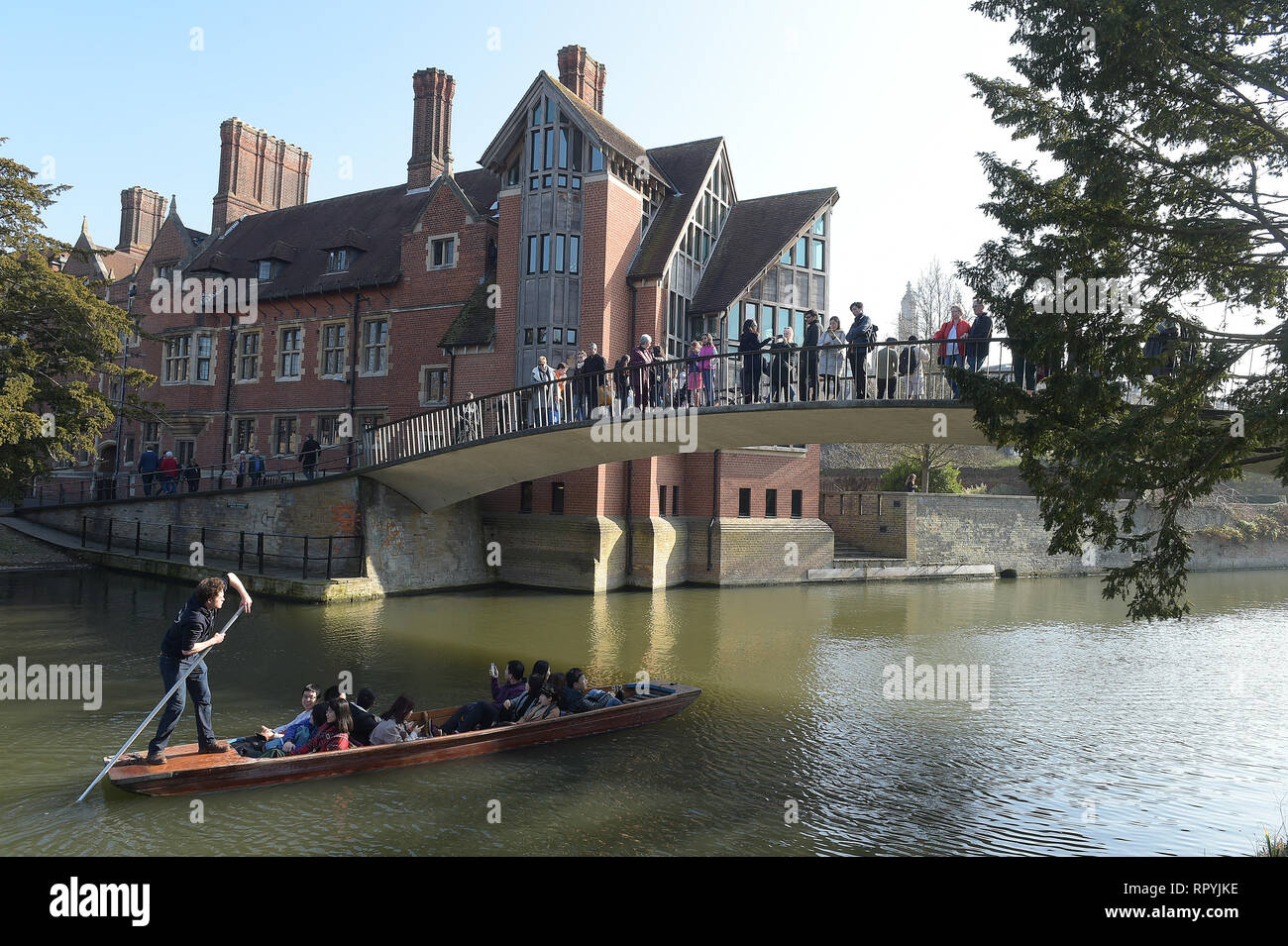 Cambridge, Reino Unido. 23 Feb 2018. Como la mayoría de el Reino Unido goza de temperaturas cerca de batir el récord de febrero los visitantes a Cambridge aprovechar al máximo el tiempo tomando a punts en las ciudades famosos ríos. Crédito: MARTIN DALTON/Alamy Live News Foto de stock