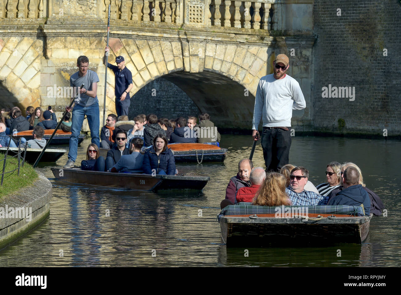 Cambridge, Reino Unido. 23 Feb 2018. Como la mayoría de el Reino Unido goza de temperaturas cerca de batir el récord de febrero los visitantes a Cambridge aprovechar al máximo el tiempo tomando a punts en las ciudades famosos ríos. Crédito: MARTIN DALTON/Alamy Live News Foto de stock