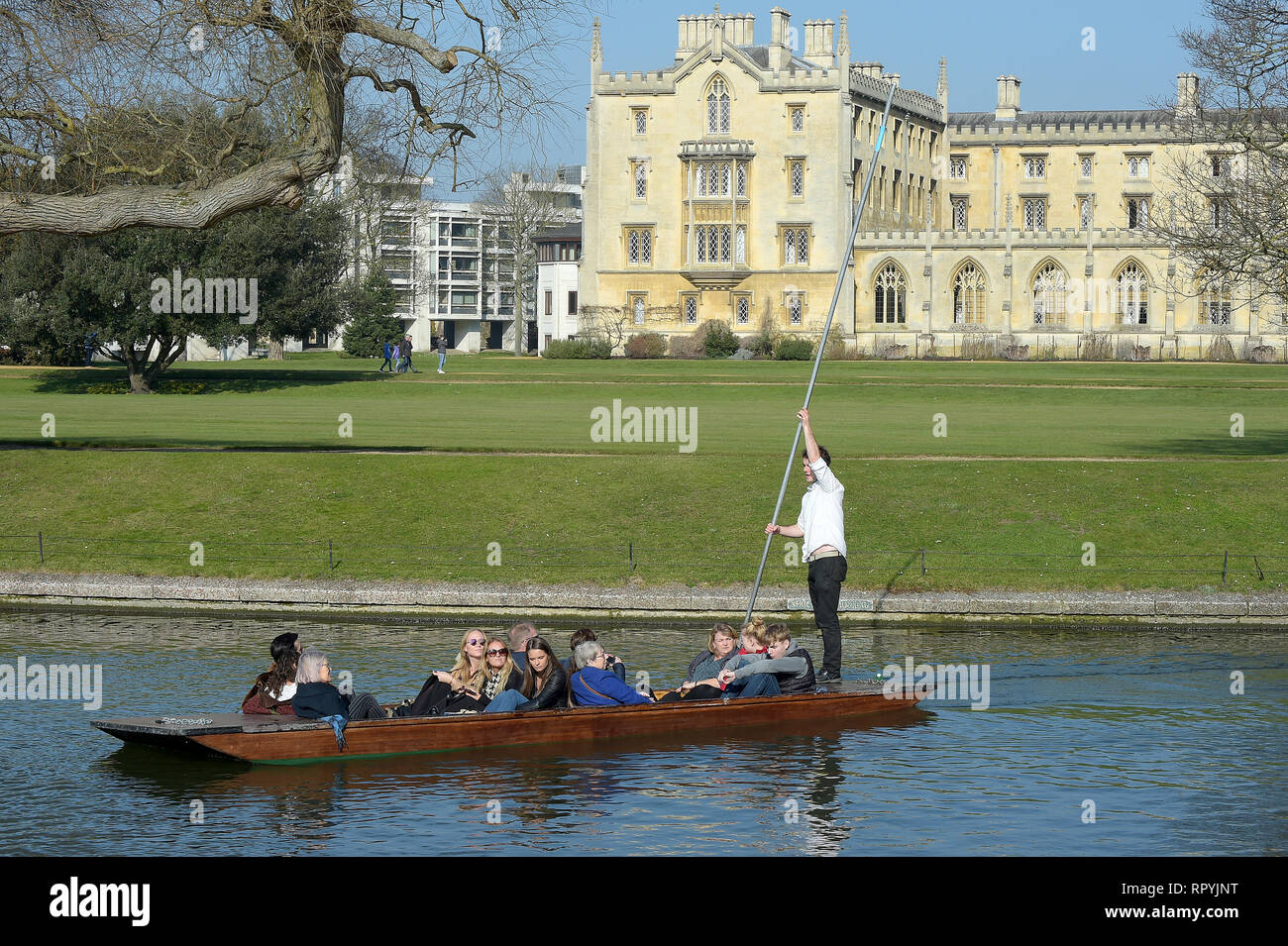 Cambridge, Reino Unido. 23 Feb 2018. Como la mayoría de el Reino Unido goza de temperaturas cerca de batir el récord de febrero los visitantes a Cambridge aprovechar al máximo el tiempo tomando a punts en las ciudades famosos ríos. Crédito: MARTIN DALTON/Alamy Live News Foto de stock