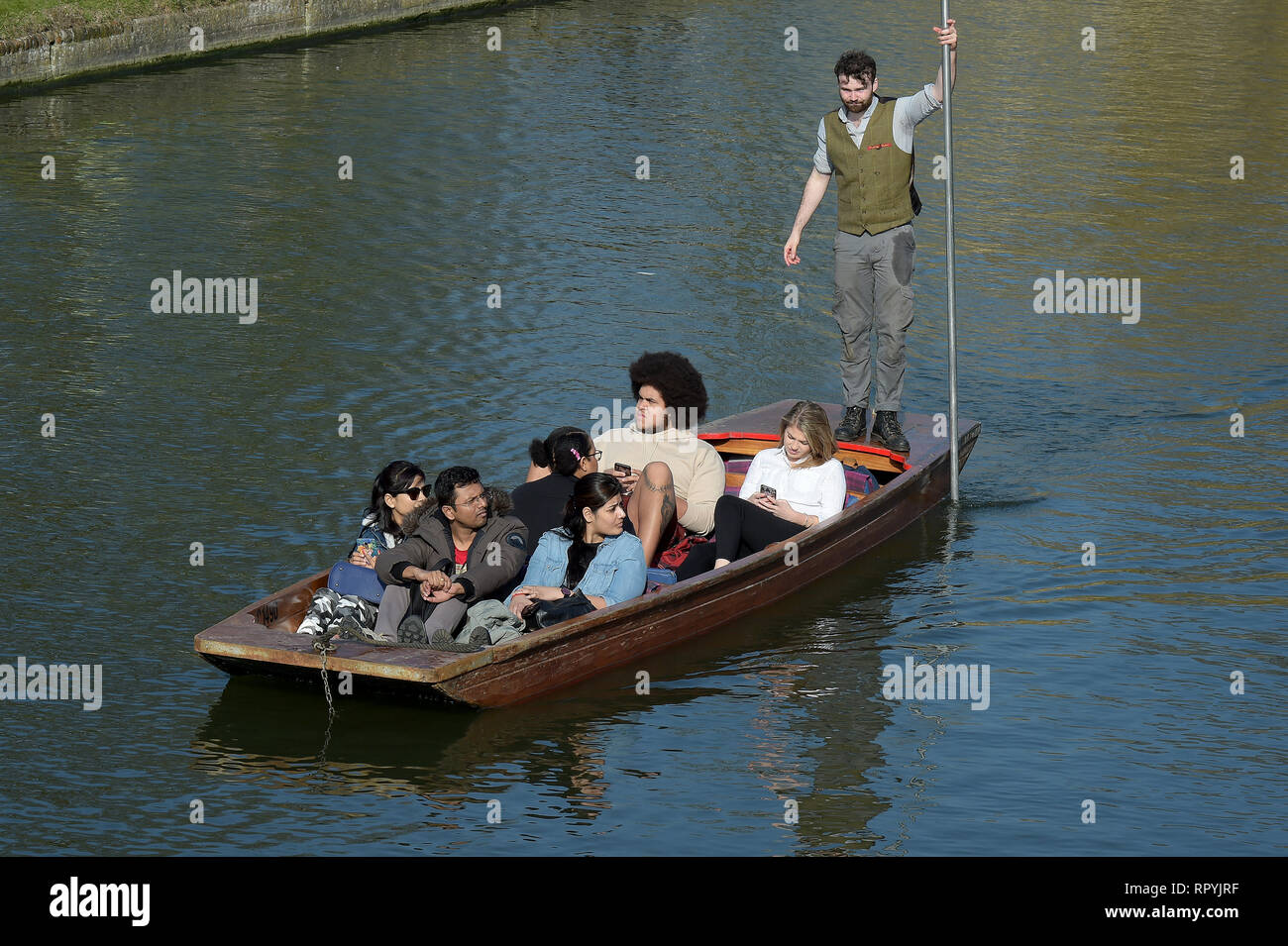 Cambridge, Reino Unido. 23 Feb 2018. Como la mayoría de el Reino Unido goza de temperaturas cerca de batir el récord de febrero los visitantes a Cambridge aprovechar al máximo el tiempo tomando a punts en las ciudades famosos ríos. Crédito: MARTIN DALTON/Alamy Live News Foto de stock