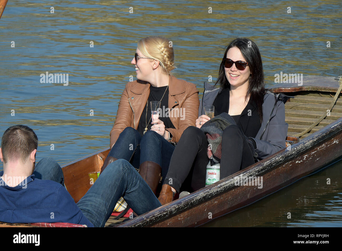 Cambridge, Reino Unido. 23 Feb 2018. Como la mayoría de el Reino Unido goza de temperaturas cerca de batir el récord de febrero los visitantes a Cambridge aprovechar al máximo el tiempo tomando a punts en las ciudades famosos ríos. Crédito: MARTIN DALTON/Alamy Live News Foto de stock