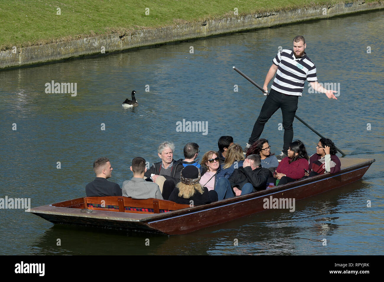 Cambridge, Reino Unido. 23 Feb 2018. Como la mayoría de el Reino Unido goza de temperaturas cerca de batir el récord de febrero los visitantes a Cambridge aprovechar al máximo el tiempo tomando a punts en las ciudades famosos ríos. Crédito: MARTIN DALTON/Alamy Live News Foto de stock