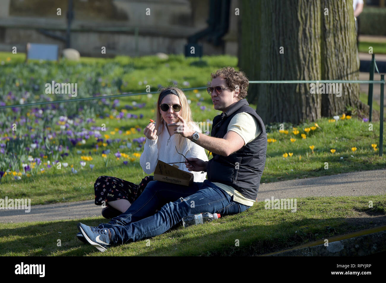 Cambridge, Reino Unido. 23 Feb 2018. Como la mayoría de el Reino Unido goza de temperaturas cerca de batir el récord de febrero los visitantes a Cambridge aprovechar al máximo el tiempo tomando a punts en las ciudades famosos ríos. Crédito: MARTIN DALTON/Alamy Live News Foto de stock