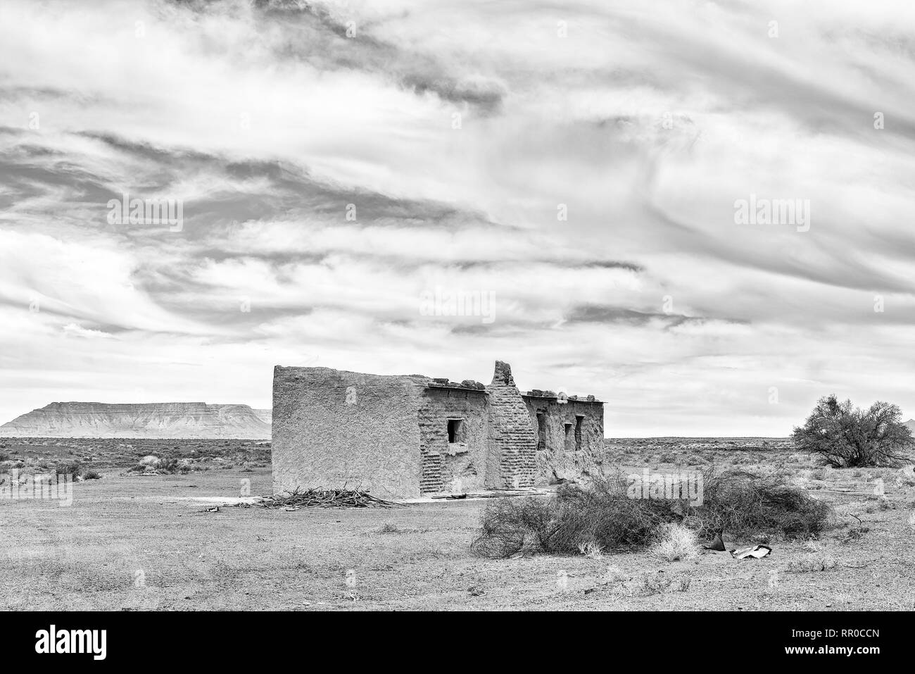 Una antigua ruina en el Karoo Tankwa en la provincia del Cabo Septentrional. Monocromo Foto de stock