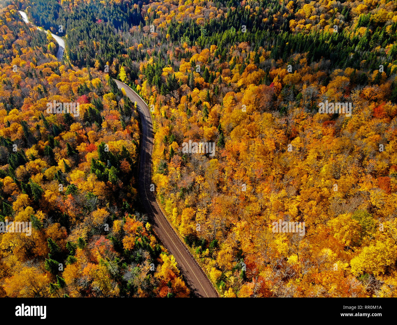 Otoño canadiense, parque nacional de Mont Tremblant en otoño, vista aérea Foto de stock