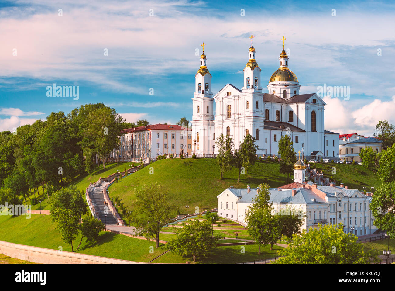 Hermoso y antiguo campanario de la iglesia ortodoxa en Vitebsk, Bielorrusia, Europa. Azul cielo nublado en segundo plano. Foto de stock