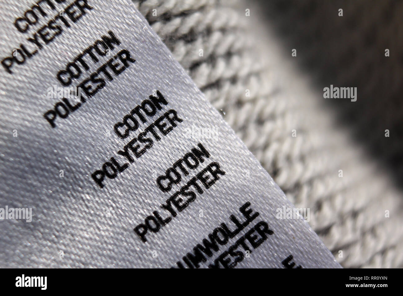 Etiqueta de poliéster de algodón en el revestimiento de la ropa que muestra  contenido de tela Fotografía de stock - Alamy