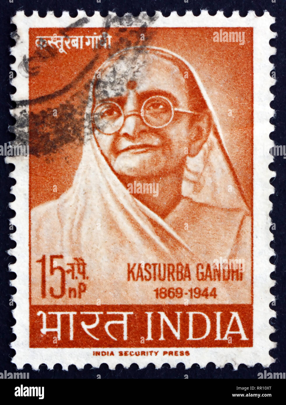 INDIA - circa 1964: un sello impreso en la India muestra Kasturba Gandhi, esposa de Mahatma Gandhi, circa 1964 Foto de stock
