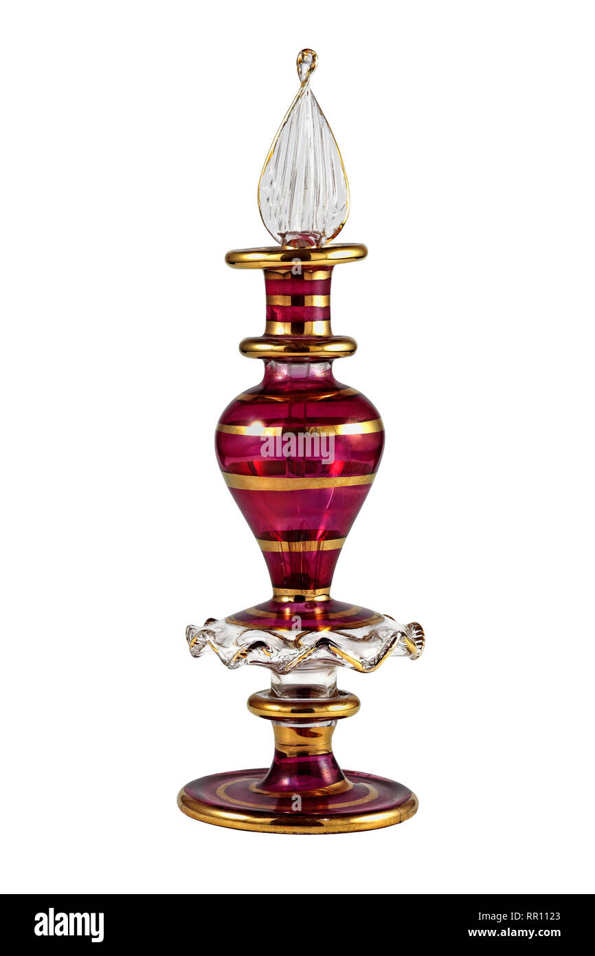 Rojo profundo y dorado Perfume egipcio soplado Botella con aplicador de vidrio capilar y emplumadas gotero aislado sobre un fondo blanco. Foto de stock