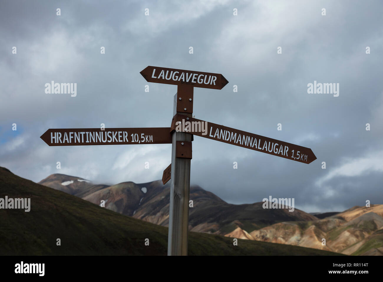 Senderismo signpost marcando el Laugavegur trail cerca de Landmannalaugar. Sierra Central, Sudhurland, Islandia. Foto de stock