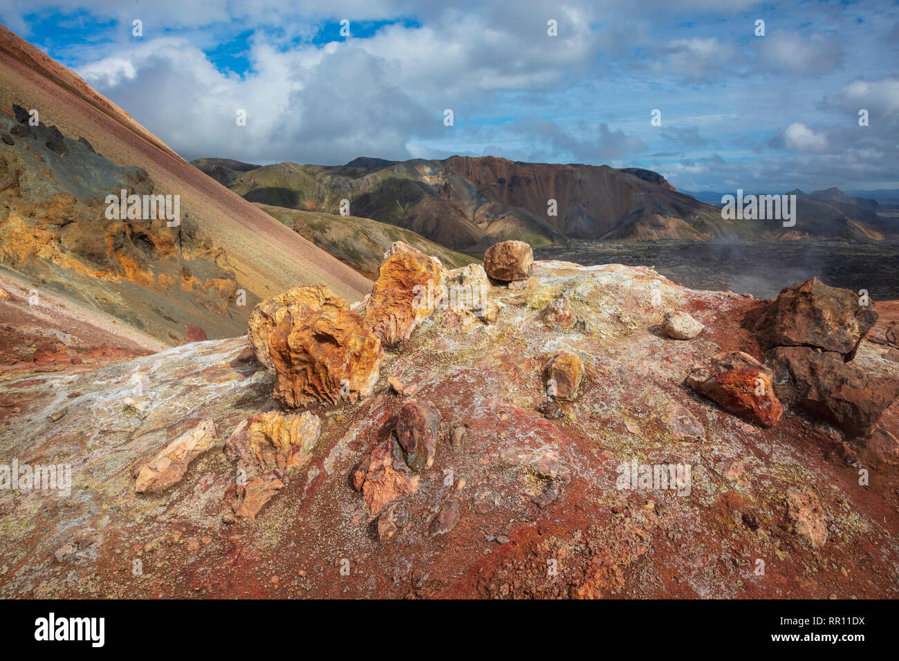 A lo largo de los yacimientos minerales volcánicas Laugavegur trail cerca de Landmannalaugar. Sierra Central, Sudhurland, Islandia. Foto de stock