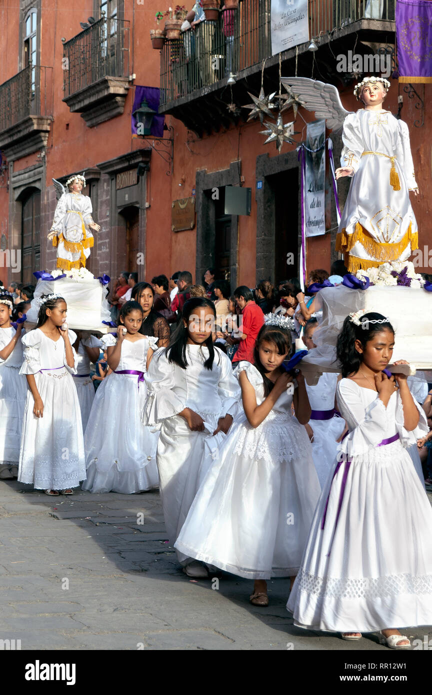 Tarjeta postal usuario sufrimiento SAN MIGUEL DE ALLENDE, México - Las niñas locales vestidos de blanco en la  procesión de Semana Santa, el Viernes Santo. El 4 mile desfile atrae a  miles de visitantes Fotografía de