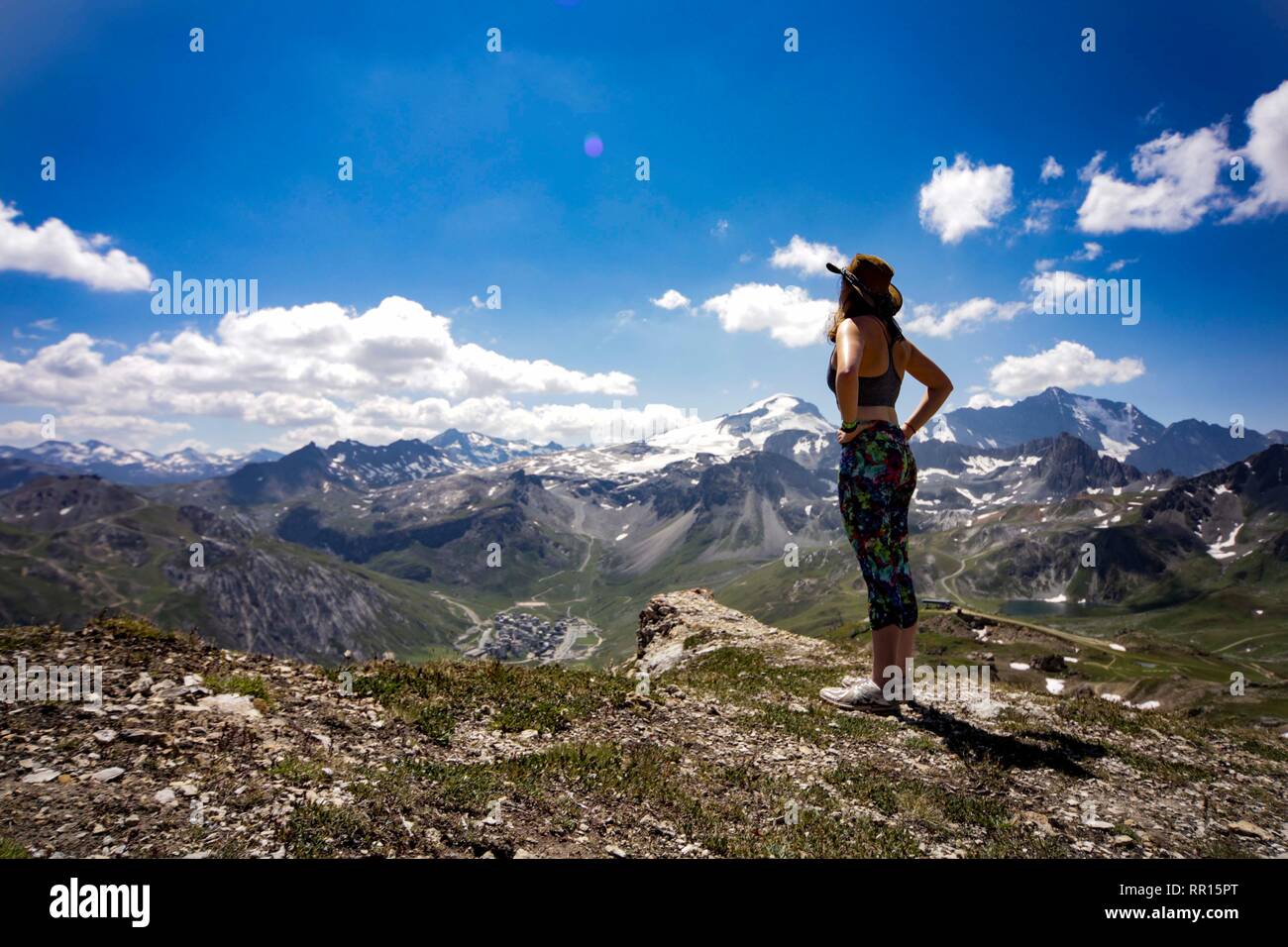 Mujer poderosa sobre los picos. Tignes, Francia. Foto de stock