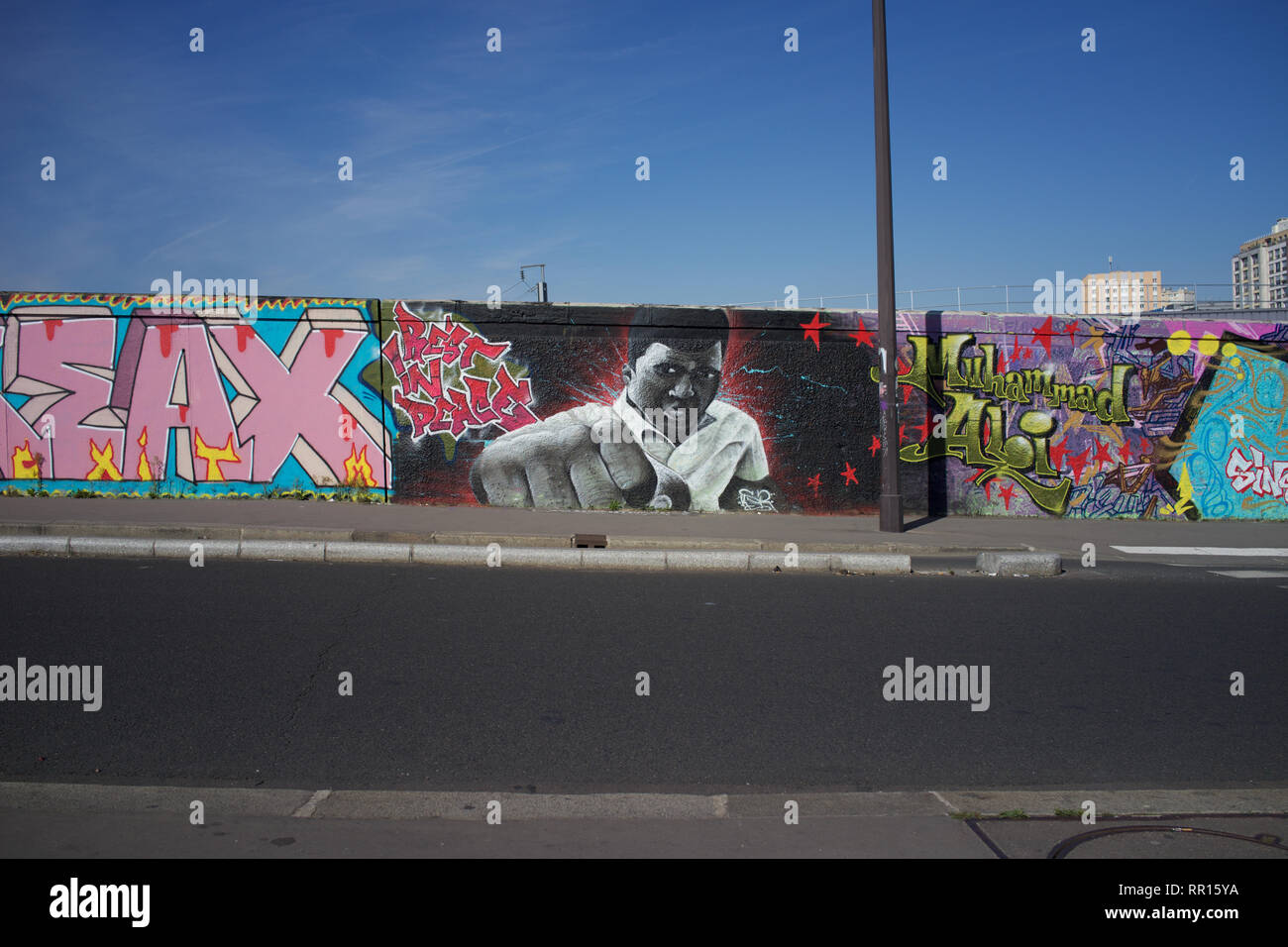 Muhammad Ali graffiti, cerca de Jardins d'Eole, Rue Riquet, 75018 París, Francia Foto de stock