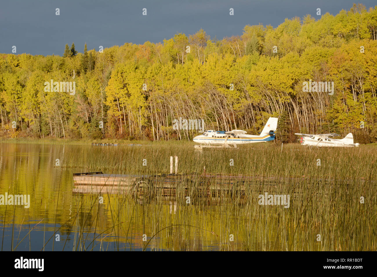Dos hidroaviones acoplado en una cabaña junto al lago en la ciudad de bosques boreales Missinipe, en el norte de Saskatchewan, Canadá. Foto de stock